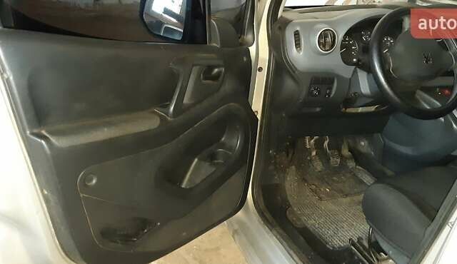 Сірий Пежо Partner, об'ємом двигуна 1.56 л та пробігом 383 тис. км за 5000 $, фото 10 на Automoto.ua