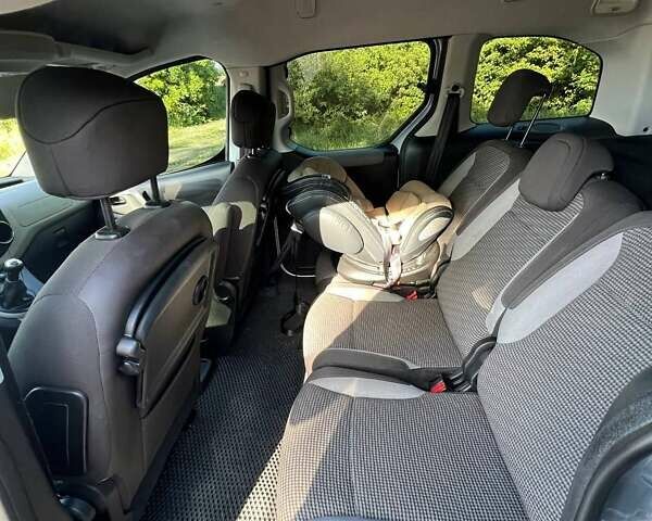 Серый Пежо Partner, объемом двигателя 1.6 л и пробегом 260 тыс. км за 8700 $, фото 3 на Automoto.ua