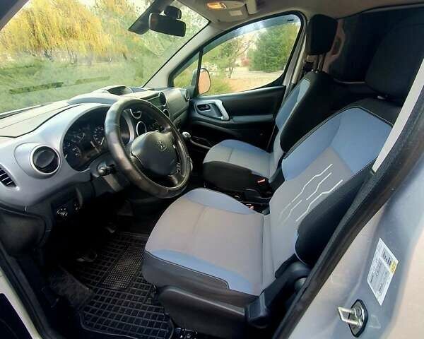 Серый Пежо Partner, объемом двигателя 1.6 л и пробегом 158 тыс. км за 8500 $, фото 10 на Automoto.ua