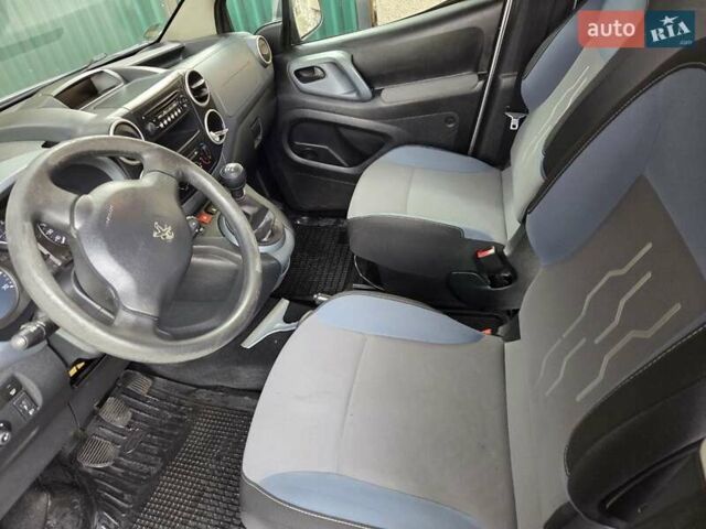 Серый Пежо Partner, объемом двигателя 1.56 л и пробегом 174 тыс. км за 8000 $, фото 4 на Automoto.ua