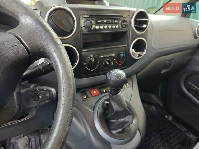 Серый Пежо Partner, объемом двигателя 1.56 л и пробегом 174 тыс. км за 8000 $, фото 3 на Automoto.ua