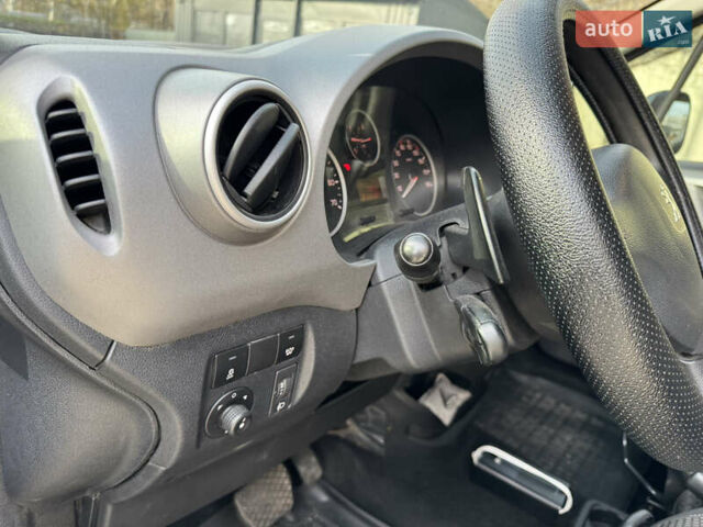 Серый Пежо Partner, объемом двигателя 1.56 л и пробегом 213 тыс. км за 12500 $, фото 9 на Automoto.ua
