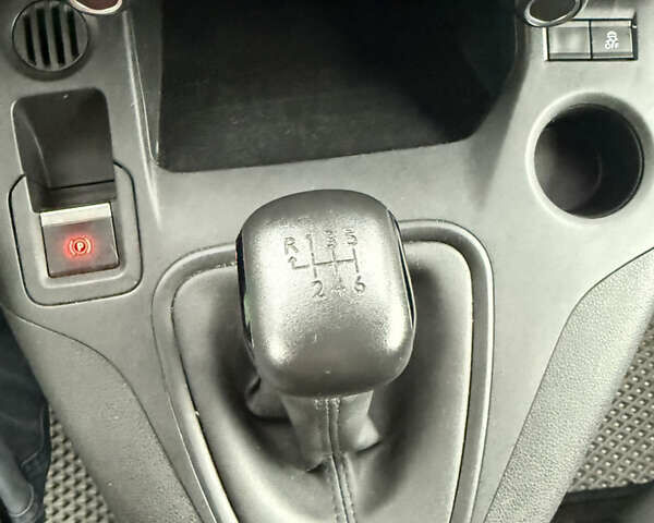 Серый Пежо Partner, объемом двигателя 1.5 л и пробегом 248 тыс. км за 13800 $, фото 14 на Automoto.ua