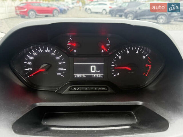 Серый Пежо Partner, объемом двигателя 1.5 л и пробегом 248 тыс. км за 13800 $, фото 11 на Automoto.ua