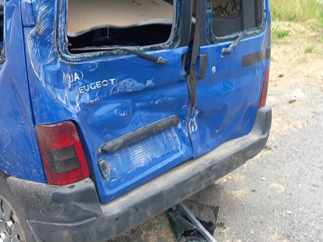 Синий Пежо Partner, объемом двигателя 2 л и пробегом 400 тыс. км за 600 $, фото 2 на Automoto.ua