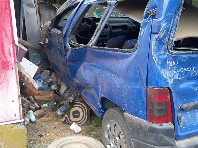 Синий Пежо Partner, объемом двигателя 2 л и пробегом 400 тыс. км за 600 $, фото 1 на Automoto.ua