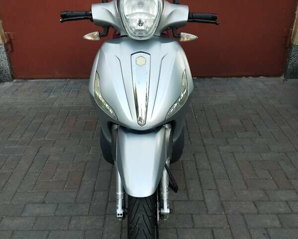 Серый Пиаджо Beverly, объемом двигателя 0 л и пробегом 33 тыс. км за 1400 $, фото 3 на Automoto.ua