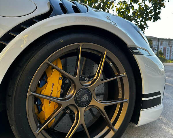 Белый Порше 911, объемом двигателя 3.75 л и пробегом 50 тыс. км за 350000 $, фото 14 на Automoto.ua