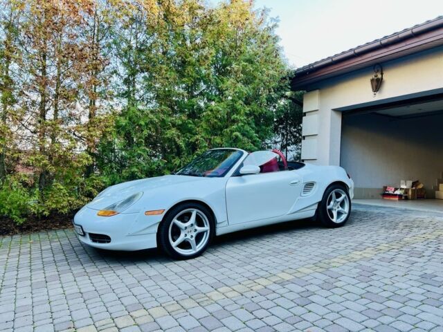 Белый Порше Бокстер, объемом двигателя 2.7 л и пробегом 145 тыс. км за 18999 $, фото 1 на Automoto.ua