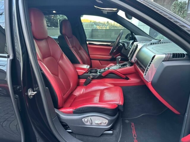 Черный Порше Кайене С Гибрид, объемом двигателя 3 л и пробегом 180 тыс. км за 34800 $, фото 6 на Automoto.ua