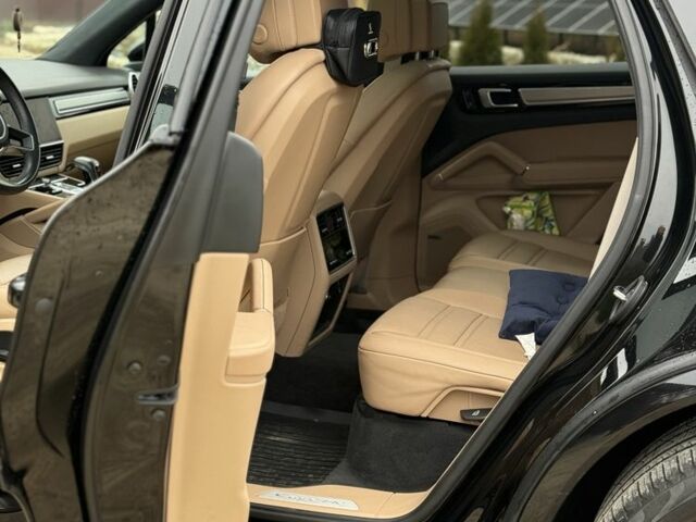 Черный Порше Кайене С Гибрид, объемом двигателя 3 л и пробегом 45 тыс. км за 67000 $, фото 6 на Automoto.ua