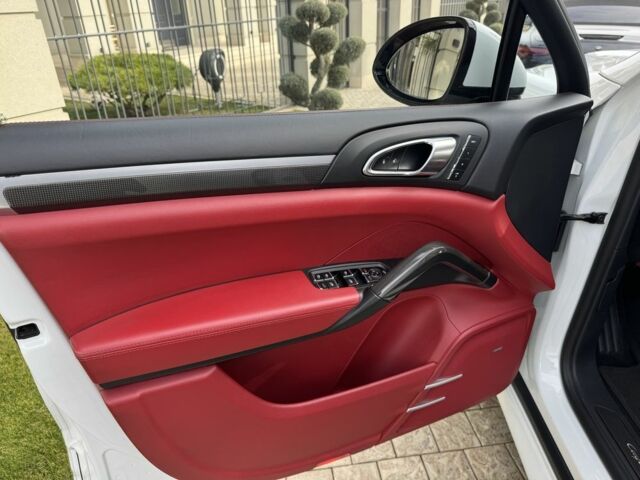 Білий Порше Каєн Турбо С, об'ємом двигуна 4.8 л та пробігом 89 тис. км за 29999 $, фото 6 на Automoto.ua