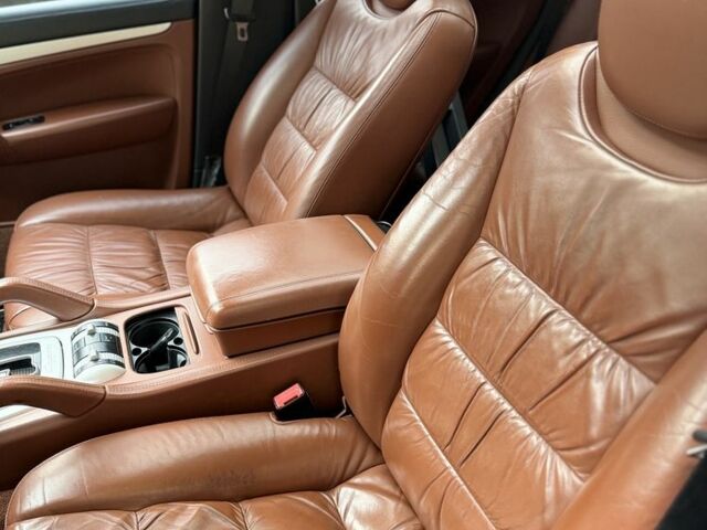 Черный Порше Каен Турбо, объемом двигателя 4.8 л и пробегом 302 тыс. км за 8500 $, фото 9 на Automoto.ua