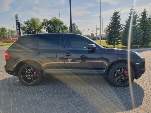 Черный Порше Каен Турбо, объемом двигателя 4.8 л и пробегом 185 тыс. км за 12500 $, фото 2 на Automoto.ua