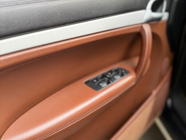 Черный Порше Каен Турбо, объемом двигателя 4.8 л и пробегом 302 тыс. км за 8500 $, фото 10 на Automoto.ua