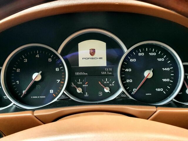 Красный Порше Каен Турбо, объемом двигателя 3 л и пробегом 187 тыс. км за 15000 $, фото 15 на Automoto.ua