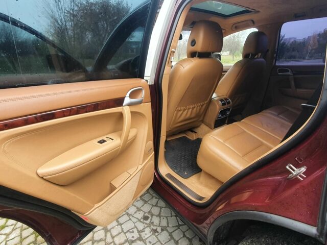 Красный Порше Каен Турбо, объемом двигателя 3 л и пробегом 187 тыс. км за 15000 $, фото 12 на Automoto.ua