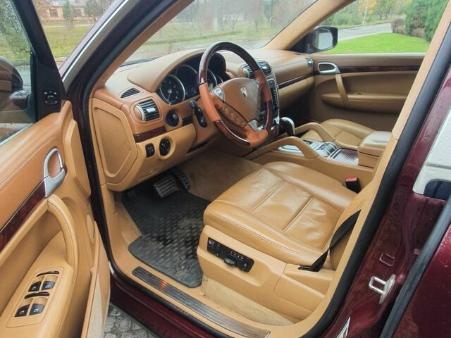 Красный Порше Каен Турбо, объемом двигателя 3 л и пробегом 187 тыс. км за 15000 $, фото 11 на Automoto.ua