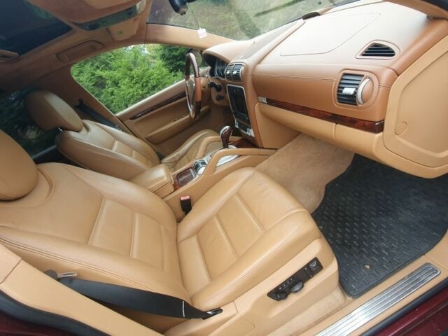 Красный Порше Каен Турбо, объемом двигателя 3 л и пробегом 187 тыс. км за 15000 $, фото 3 на Automoto.ua