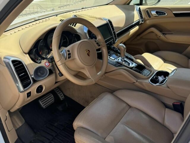 Белый Порше Каен, объемом двигателя 3 л и пробегом 187 тыс. км за 22000 $, фото 2 на Automoto.ua