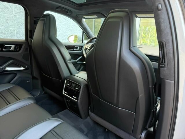 Білий Порше Cayenne, об'ємом двигуна 4 л та пробігом 33 тис. км за 26000 $, фото 16 на Automoto.ua