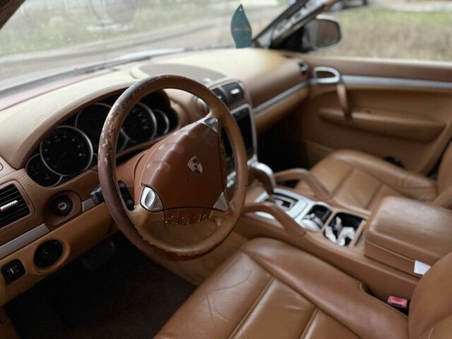 Белый Порше Каен, объемом двигателя 1.9 л и пробегом 250 тыс. км за 3499 $, фото 4 на Automoto.ua