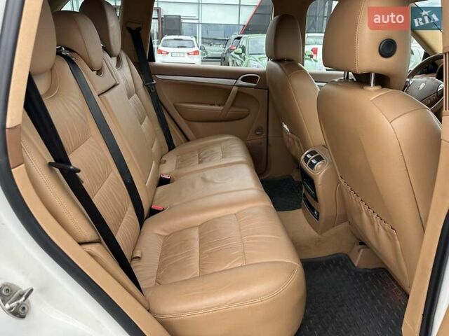 Білий Порше Cayenne, об'ємом двигуна 4.81 л та пробігом 181 тис. км за 8700 $, фото 30 на Automoto.ua