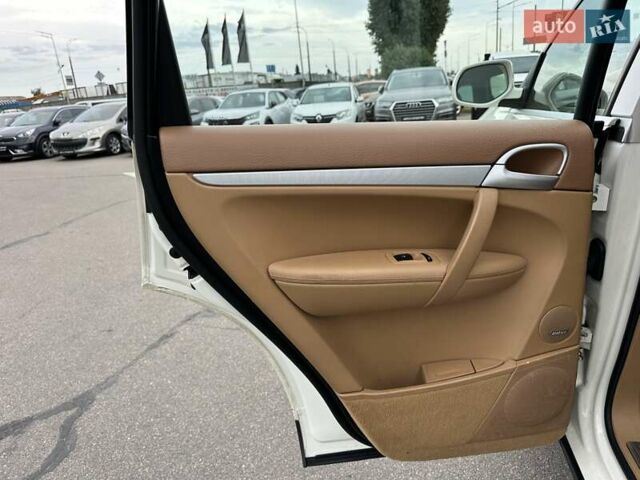 Білий Порше Cayenne, об'ємом двигуна 4.81 л та пробігом 181 тис. км за 8700 $, фото 29 на Automoto.ua
