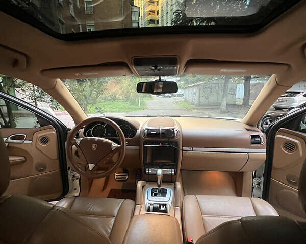 Белый Порше Каен, объемом двигателя 4.81 л и пробегом 177 тыс. км за 8400 $, фото 5 на Automoto.ua
