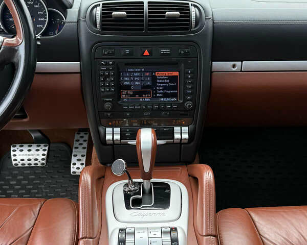 Білий Порше Cayenne, об'ємом двигуна 4.81 л та пробігом 160 тис. км за 9500 $, фото 4 на Automoto.ua