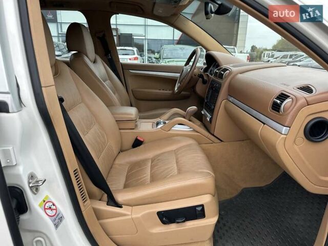 Білий Порше Cayenne, об'ємом двигуна 4.81 л та пробігом 181 тис. км за 8700 $, фото 27 на Automoto.ua