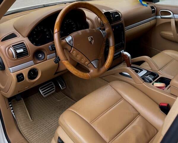 Белый Порше Каен, объемом двигателя 3.6 л и пробегом 143 тыс. км за 11000 $, фото 11 на Automoto.ua