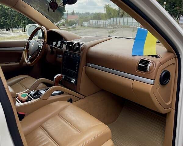 Белый Порше Каен, объемом двигателя 3.6 л и пробегом 143 тыс. км за 11000 $, фото 20 на Automoto.ua