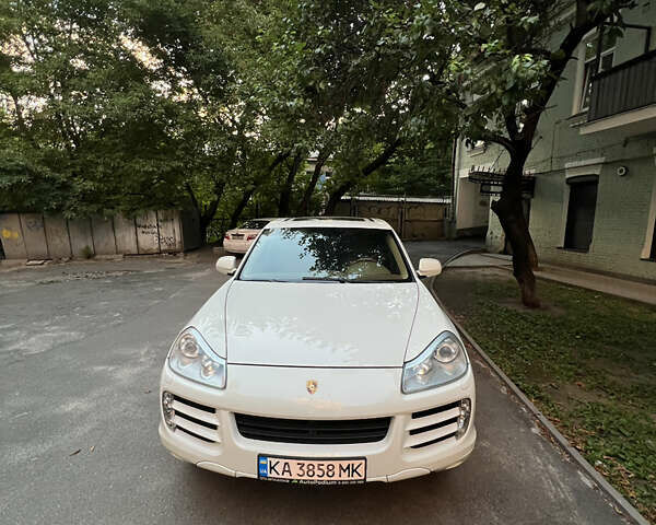 Белый Порше Каен, объемом двигателя 4.81 л и пробегом 177 тыс. км за 8400 $, фото 2 на Automoto.ua