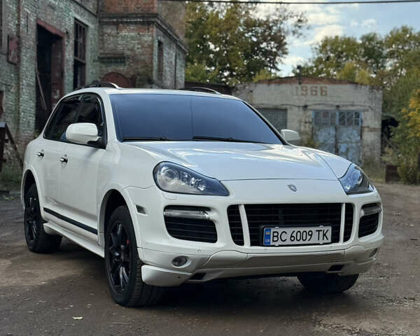 Белый Порше Каен, объемом двигателя 4.8 л и пробегом 200 тыс. км за 12000 $, фото 1 на Automoto.ua