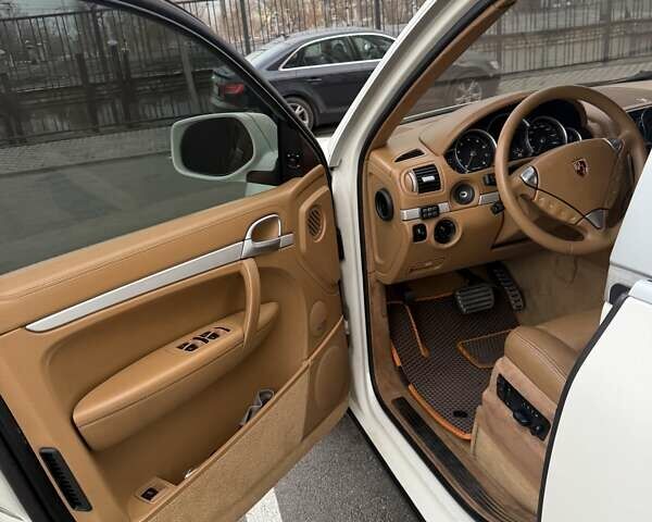 Белый Порше Каен, объемом двигателя 4.8 л и пробегом 132 тыс. км за 12600 $, фото 5 на Automoto.ua