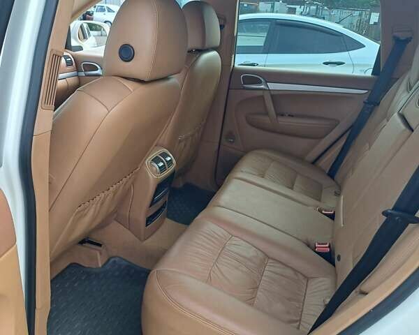 Белый Порше Каен, объемом двигателя 4.8 л и пробегом 178 тыс. км за 8500 $, фото 5 на Automoto.ua