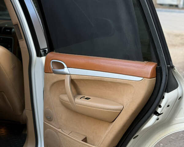 Белый Порше Каен, объемом двигателя 4.8 л и пробегом 200 тыс. км за 12000 $, фото 22 на Automoto.ua