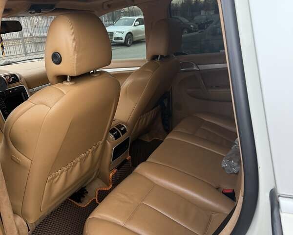 Белый Порше Каен, объемом двигателя 4.8 л и пробегом 132 тыс. км за 12600 $, фото 6 на Automoto.ua