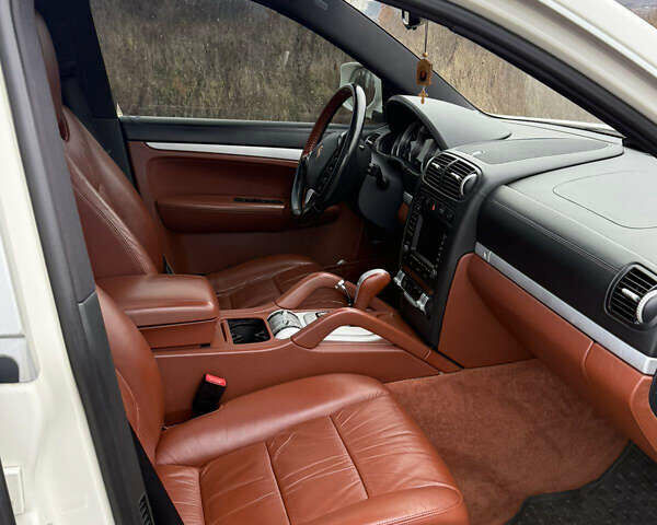Білий Порше Cayenne, об'ємом двигуна 4.81 л та пробігом 160 тис. км за 9500 $, фото 6 на Automoto.ua