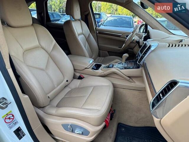 Белый Порше Каен, объемом двигателя 3.6 л и пробегом 118 тыс. км за 19990 $, фото 10 на Automoto.ua