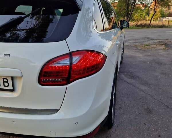 Білий Порше Cayenne, об'ємом двигуна 3 л та пробігом 199 тис. км за 15900 $, фото 11 на Automoto.ua