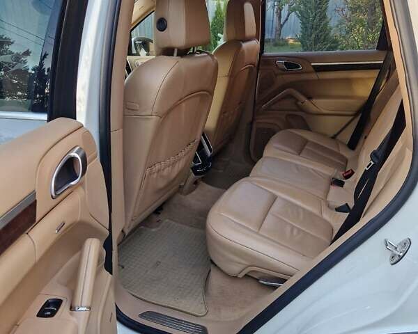 Білий Порше Cayenne, об'ємом двигуна 3 л та пробігом 199 тис. км за 15900 $, фото 22 на Automoto.ua