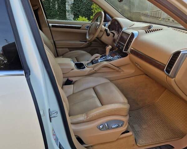Білий Порше Cayenne, об'ємом двигуна 3 л та пробігом 199 тис. км за 15900 $, фото 37 на Automoto.ua