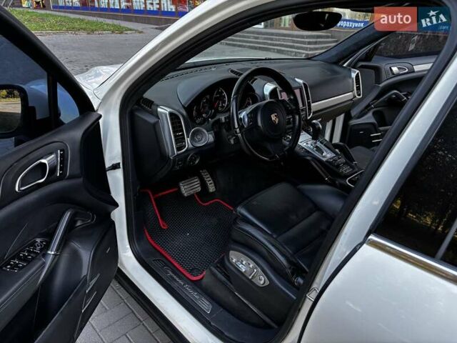 Білий Порше Cayenne, об'ємом двигуна 4.81 л та пробігом 161 тис. км за 16000 $, фото 10 на Automoto.ua