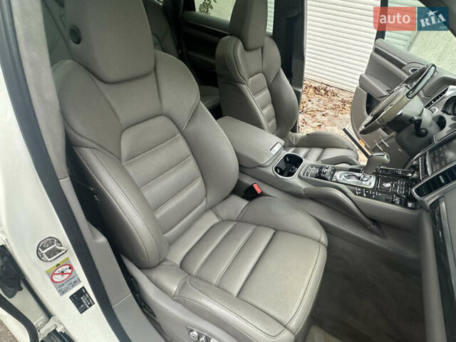 Білий Порше Cayenne, об'ємом двигуна 4.81 л та пробігом 194 тис. км за 21700 $, фото 21 на Automoto.ua