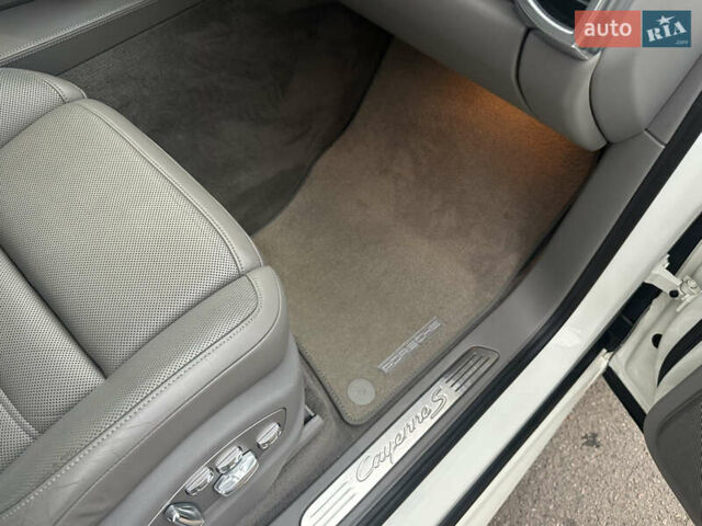 Білий Порше Cayenne, об'ємом двигуна 4.81 л та пробігом 194 тис. км за 21700 $, фото 22 на Automoto.ua