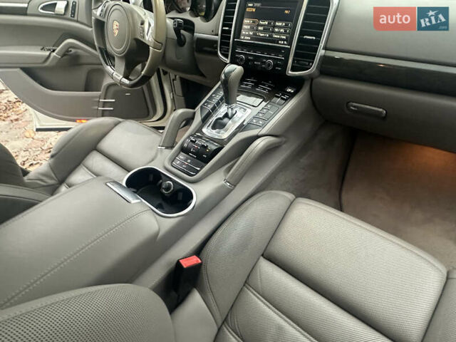 Білий Порше Cayenne, об'ємом двигуна 4.81 л та пробігом 194 тис. км за 21700 $, фото 15 на Automoto.ua