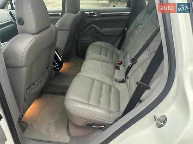 Білий Порше Cayenne, об'ємом двигуна 4.81 л та пробігом 194 тис. км за 21700 $, фото 25 на Automoto.ua