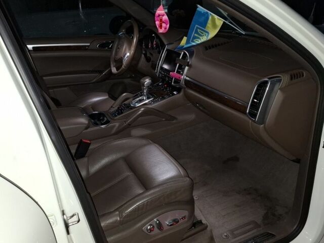 Білий Порше Cayenne, об'ємом двигуна 4.8 л та пробігом 131 тис. км за 23837 $, фото 9 на Automoto.ua